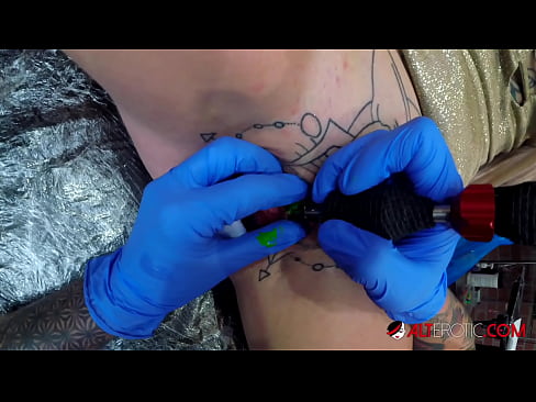 ❤️ E dashura jashtëzakonisht e bërë me tatuazhe, Sully Savage, bëri një tatuazh në klitorisin e saj ️❌ Video seksi tek ne sq.xxxifuck.ru ️❤